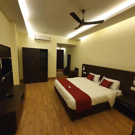 Sri Lakshmi Palace A/C Hotel Suluru Buitenkant foto