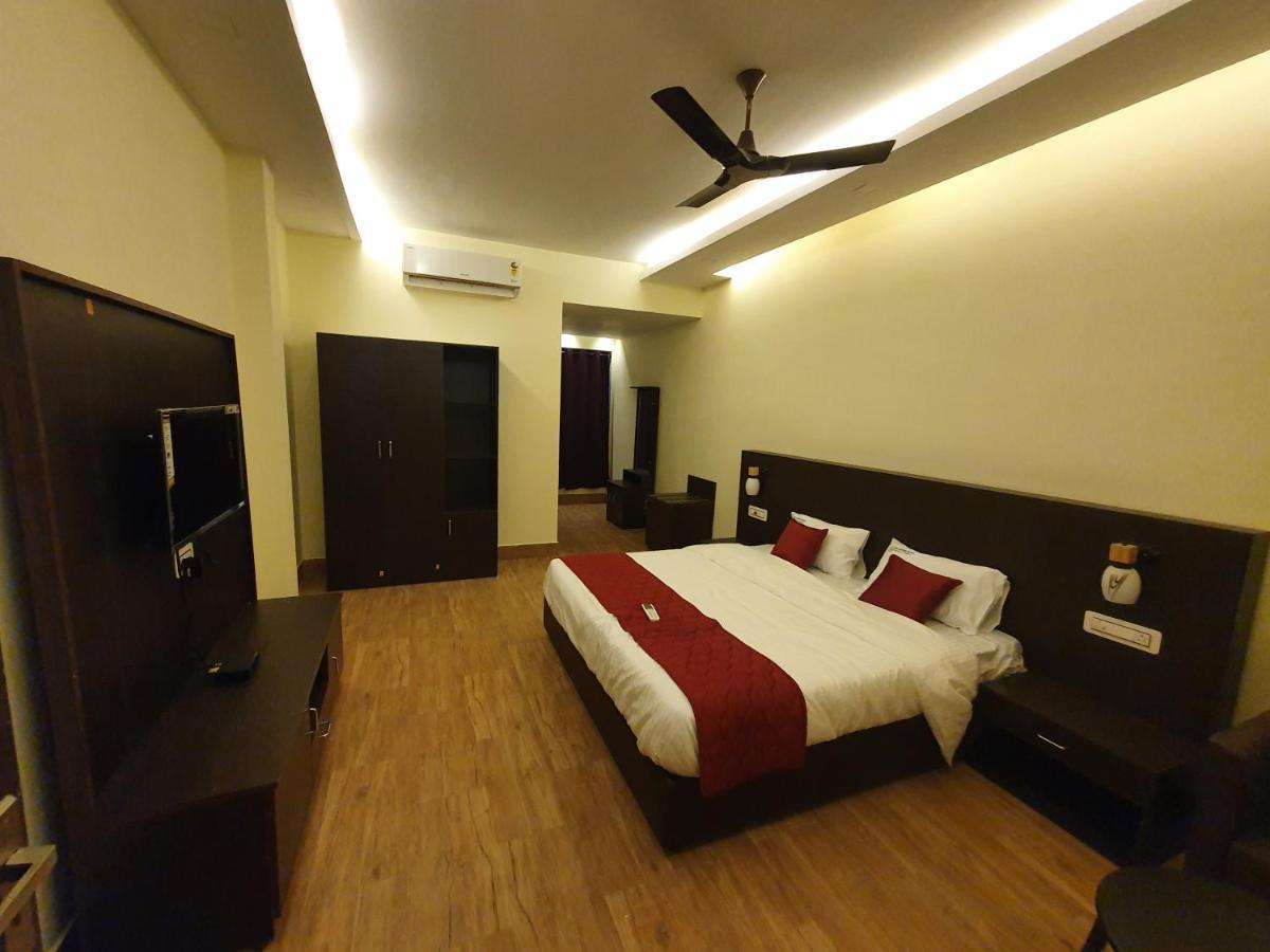 Sri Lakshmi Palace A/C Hotel Suluru Buitenkant foto