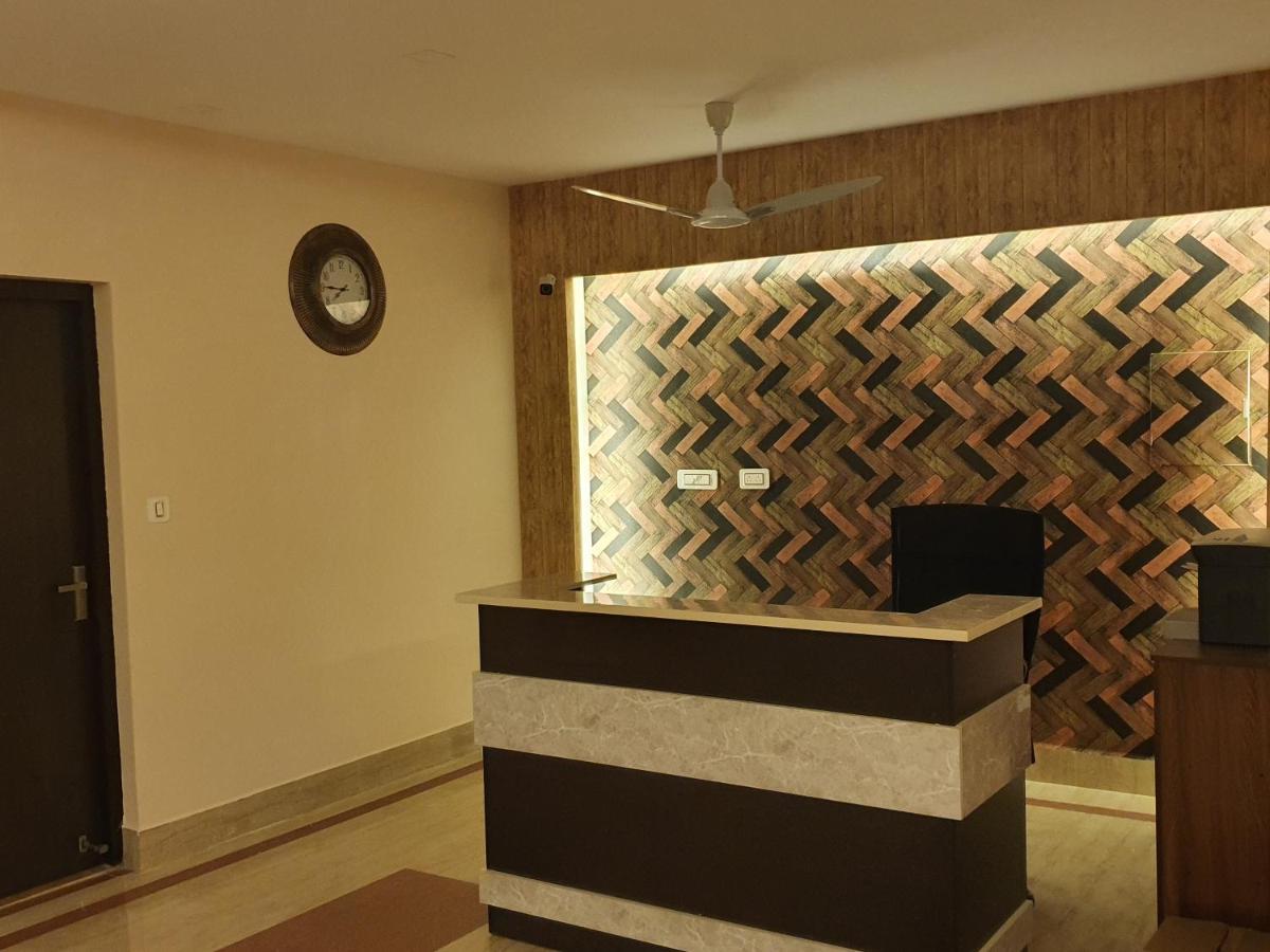 Sri Lakshmi Palace A/C Hotel Suluru Buitenkant foto