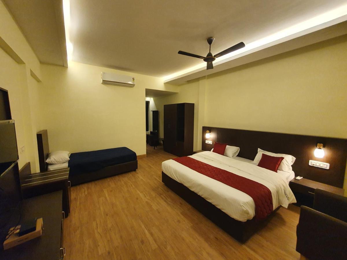 Sri Lakshmi Palace A/C Hotel Suluru Buitenkant foto